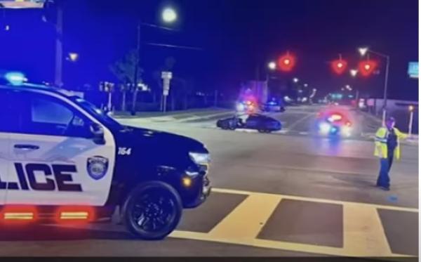 لحظة اصطدام سائق "مخمور" بسيارة شرطة أمريكية(فيديو)